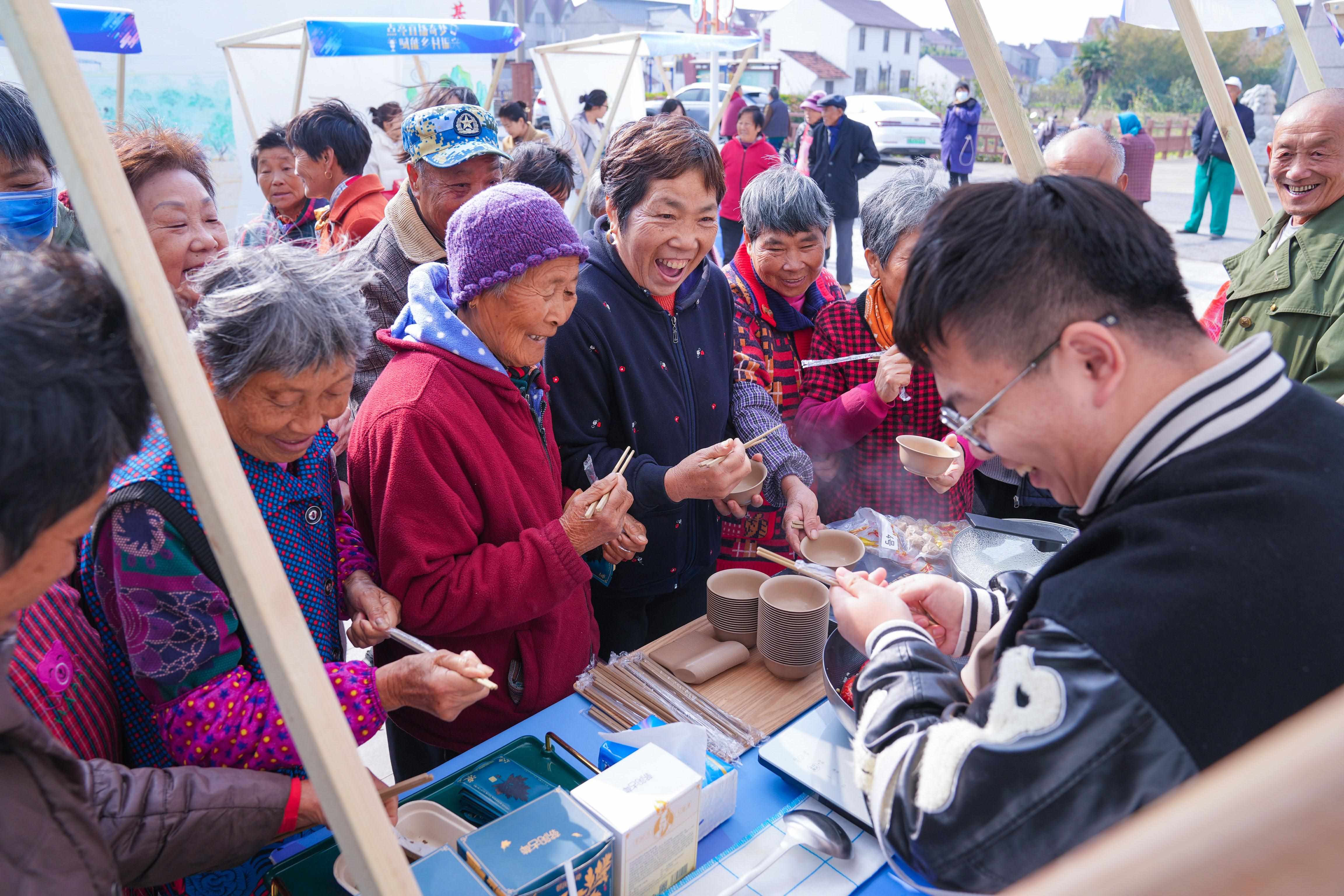 奇秀直播怎么样（网红直播基地开进田间地头，这个镇以“田间直播带货”助力乡村振兴）-第4张图片-拓城游