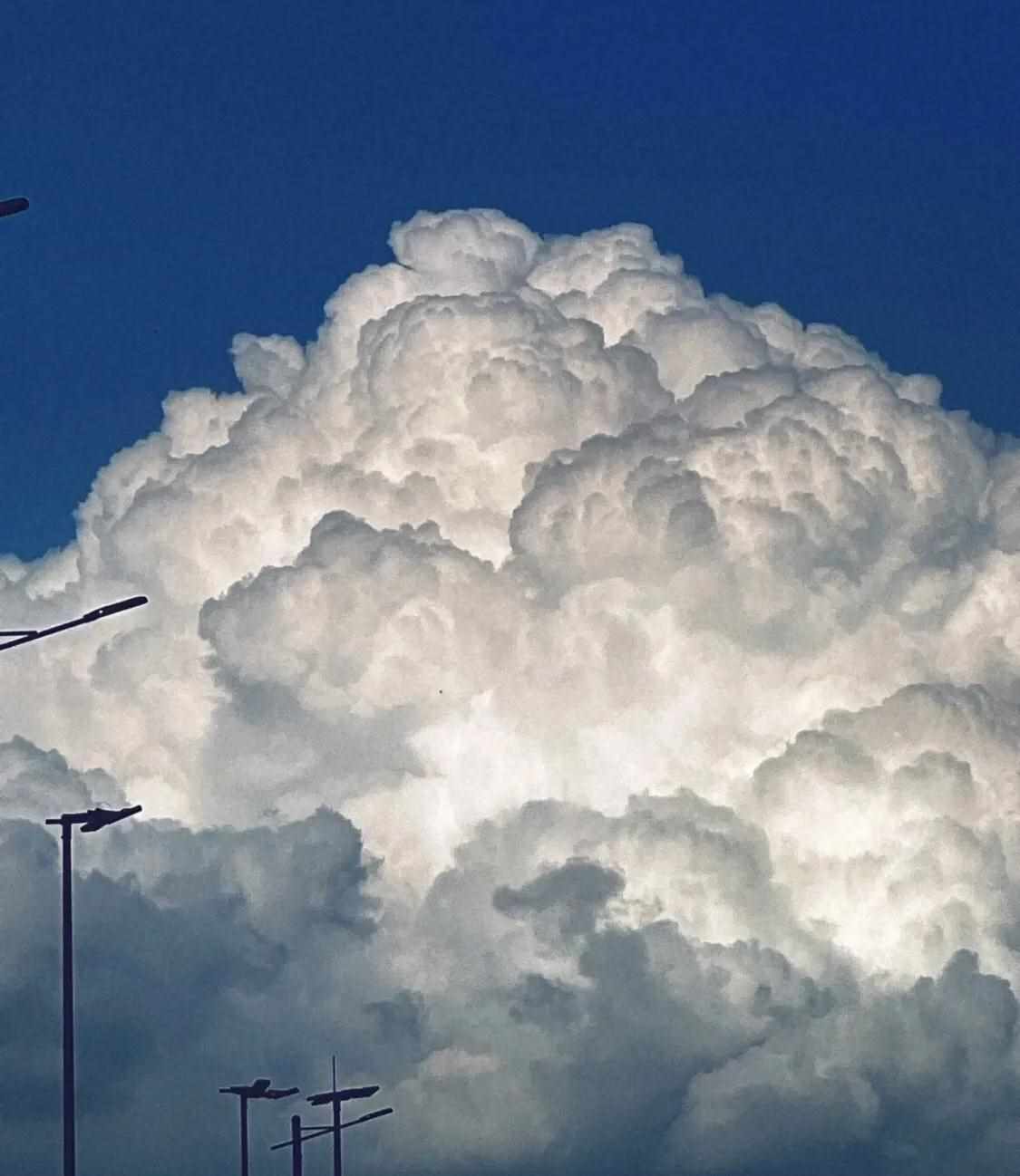 天空是蔚蓝色,窗外有千纸鹤是什么歌（“天空是蔚蓝色，窗外有千纸鹤”可是，天空为什么非得是蓝色呢？）-第5张图片-拓城游