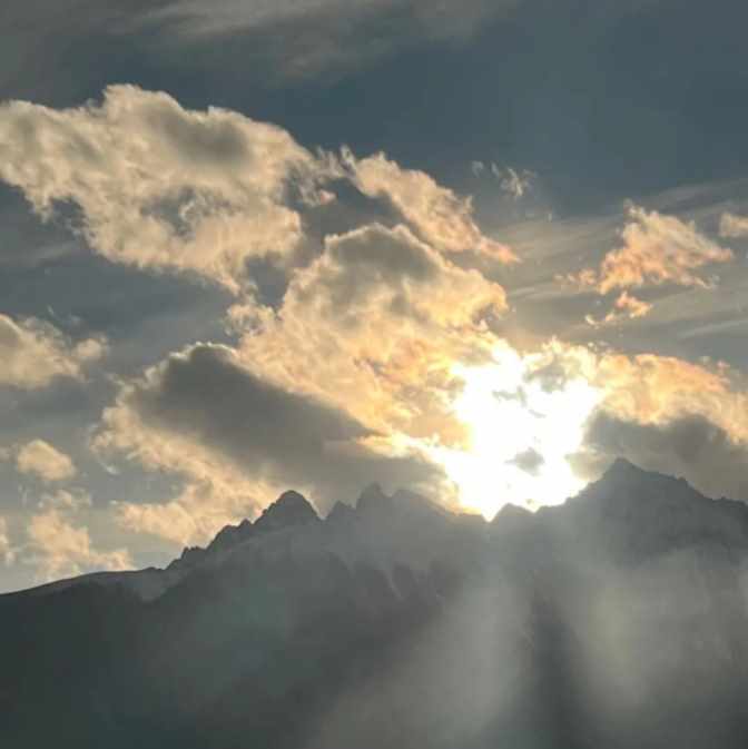 我出不了神山，你带一朵格桑花走吧什么意思（先生，我出不了贵州，你带一份·······走吧）-第2张图片-拓城游