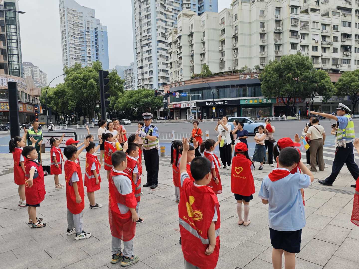 温州交警队上班时间（浙江温州：交警引领护平安，社区协同育文明，学子践行展风采）-第4张图片-拓城游